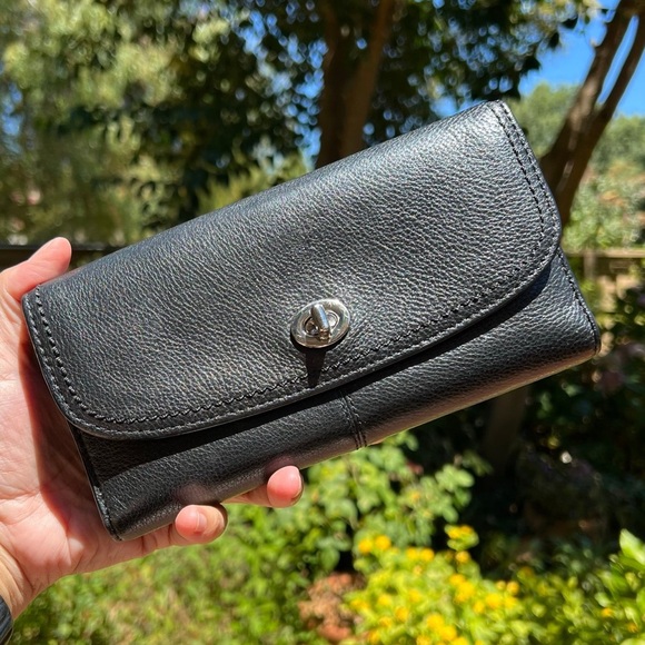 COACH VINTAGE Turn-Lock Wallet in Pebble Leather AUTHENTIC - Picture 1 of 7